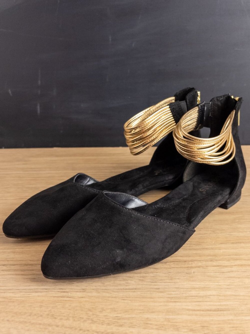 Aerosoles Girl Talk Black Flats with Gold Ankle Straps - size 8.5 - Memory Foam